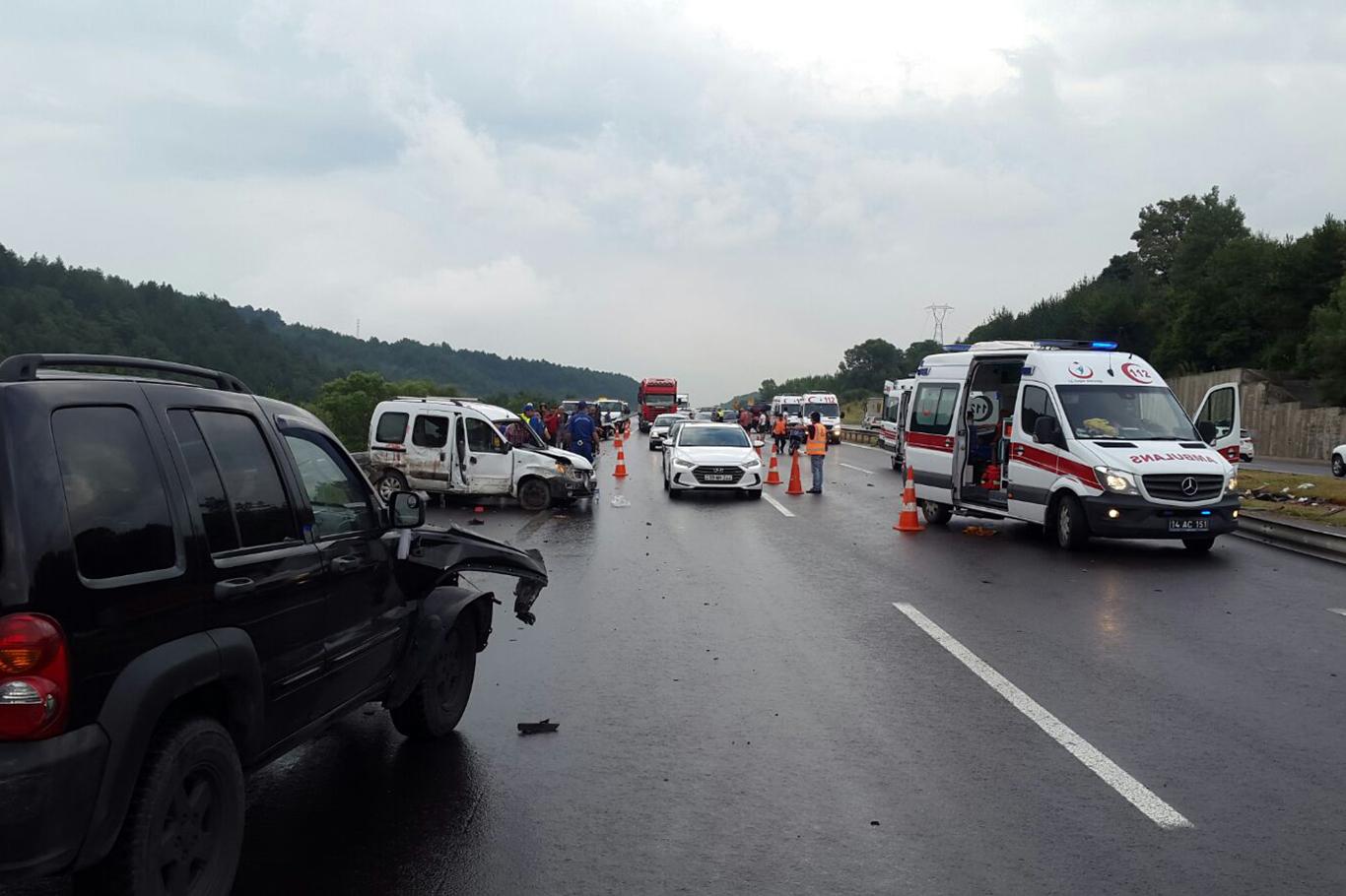 Kayganlaşan yolda zincirleme kaza: Bir ölü 15 yaralı